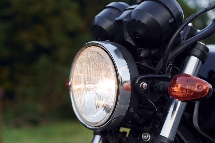 点灯したバイクのヘッドライト