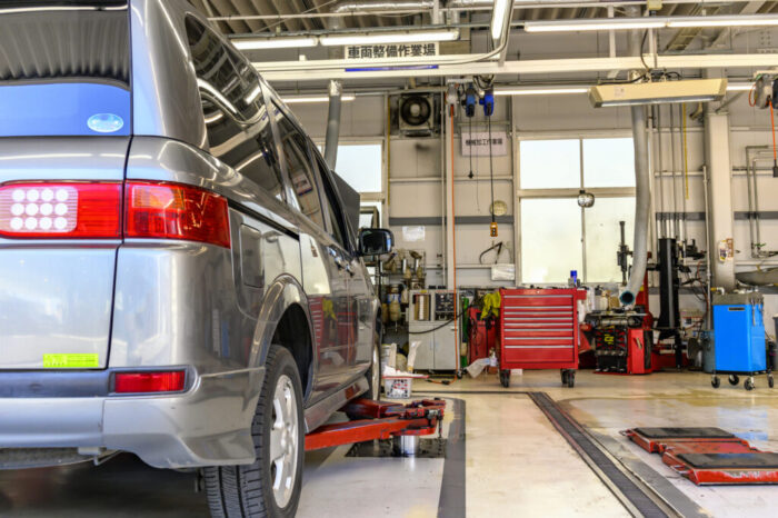 自動車の整備イメージ_日産　ラフェスタ（銀）