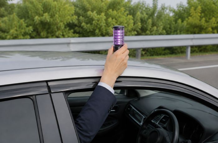 LED停止表示灯を車のルーフに設置している写真
