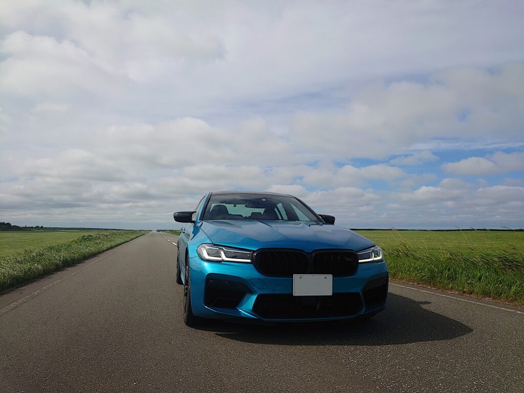 デイライトを点灯した車両（BMW）