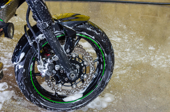バイクのホイール洗車
