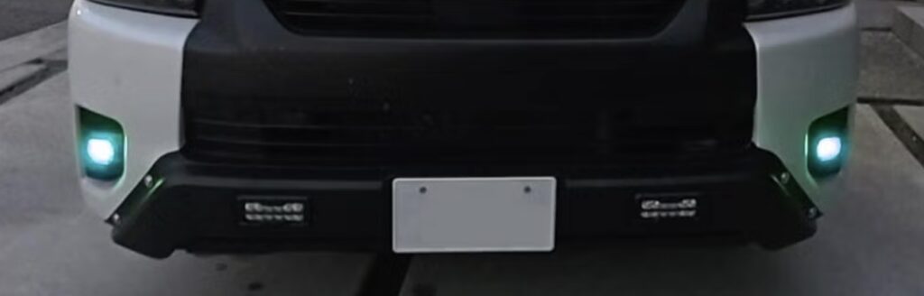 HID屋_デイライト点灯の様子（スカイブルー）_LEDフォグランプ L1B 2色切替 デイライト付き