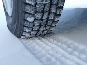 雪の路面とスタッドレスタイヤ