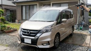 高圧洗浄機を使って洗車している様子