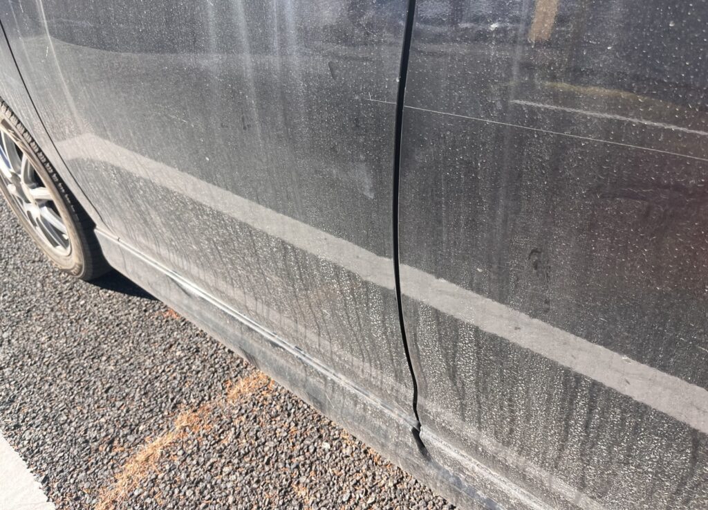 凍結防止剤によって白くなった車体（黒・サイドパネル）