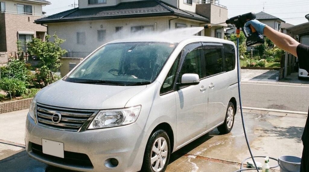 高圧洗浄機でルーフから水をかけて洗車している様子