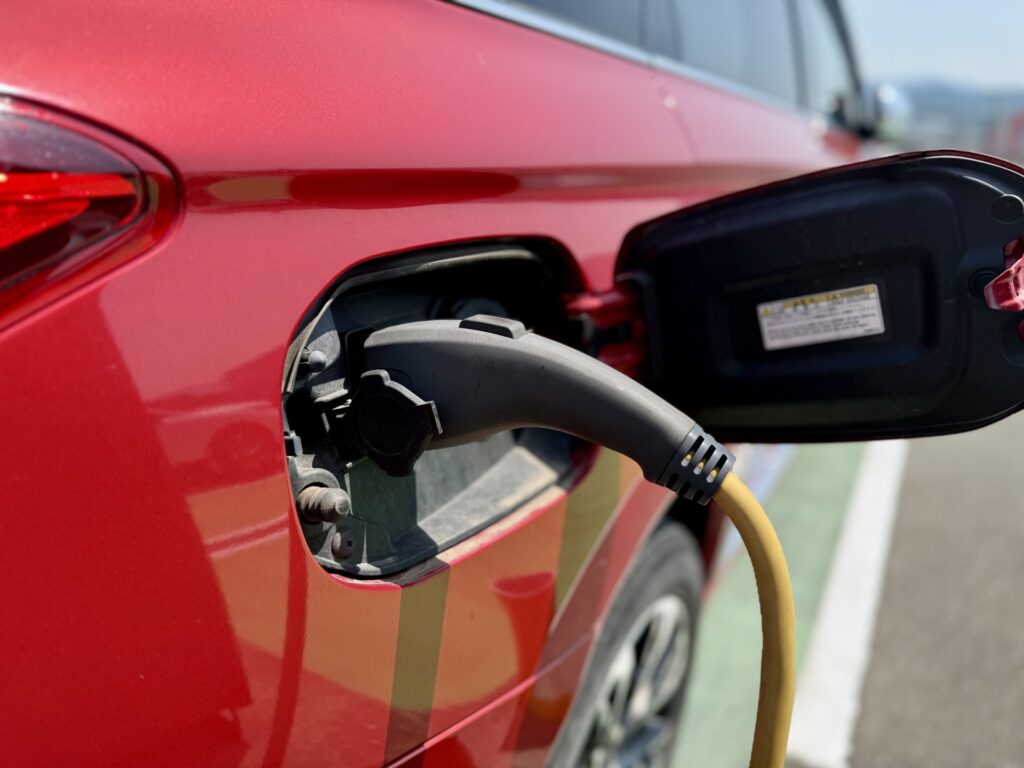 充電中の電気自動車・PHEV