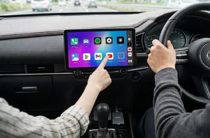 車でYouTubeを見る方法としてAIボックスを使用している様子