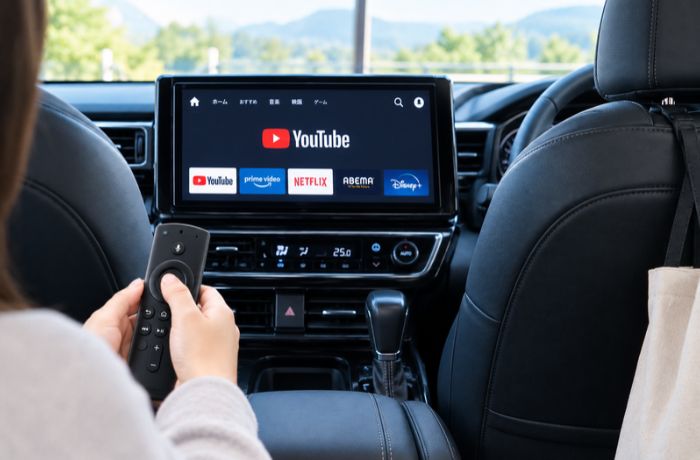 車でYouTubeを見る方法としてストリーミングデバイスを使用している様子