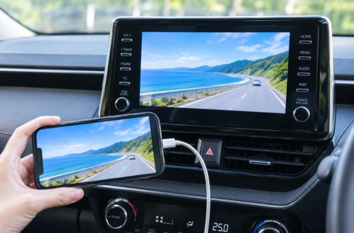 車でYouTubeを見る方法としてスマホとナビをミラーリングしている様子