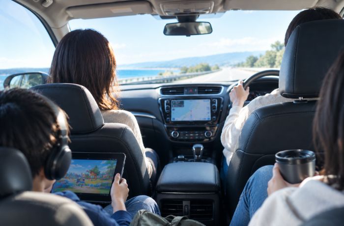 車内でゲーム以外のことをして過ごしている様子