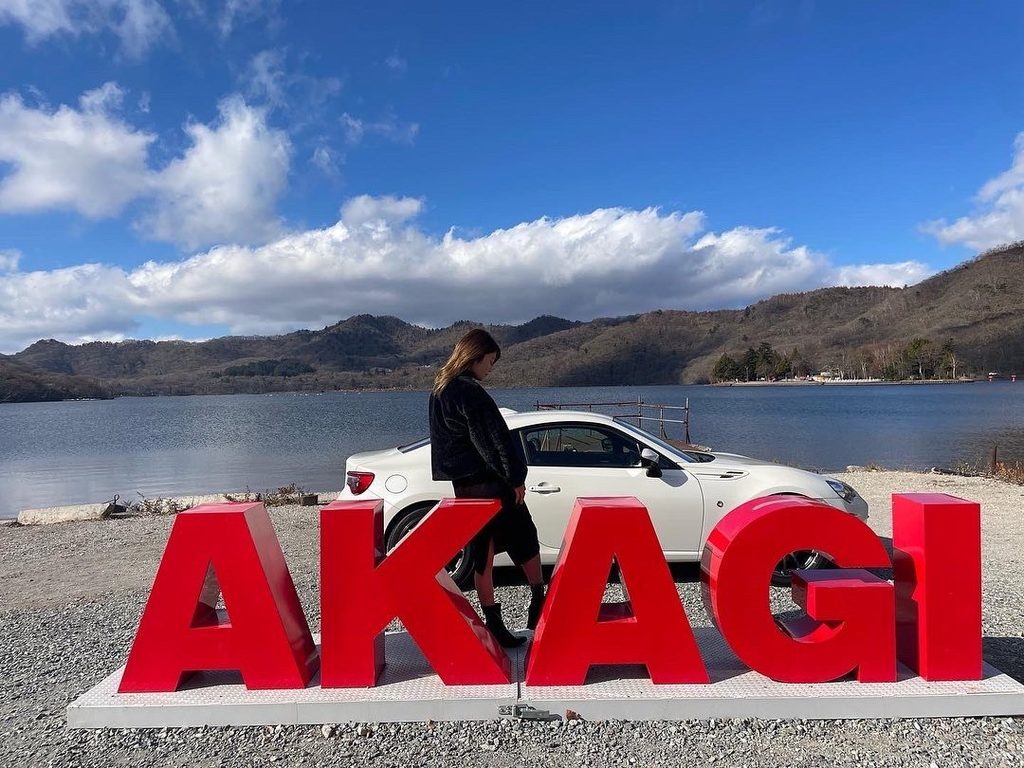 赤城大沼の「AKAGI」フォトスポットで愛車の86とはるさん