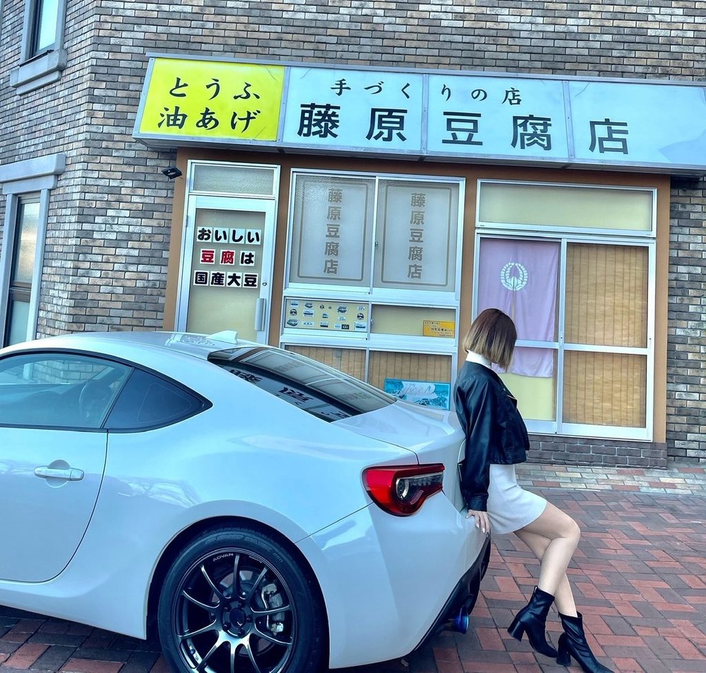 　「頭文字D」の世界観を再現した「藤原とうふ店」で愛車の86と撮影しているはるさん