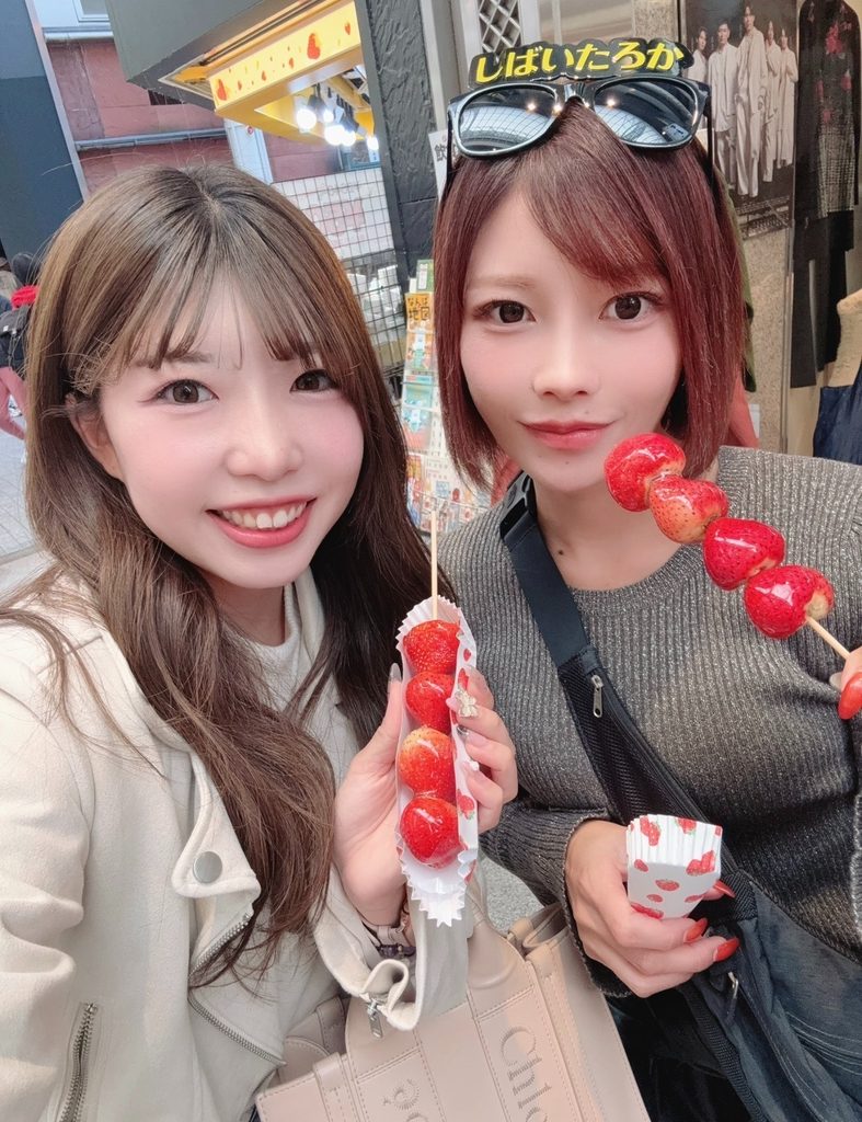 いちご飴をもつはるさんとHID屋さなさん