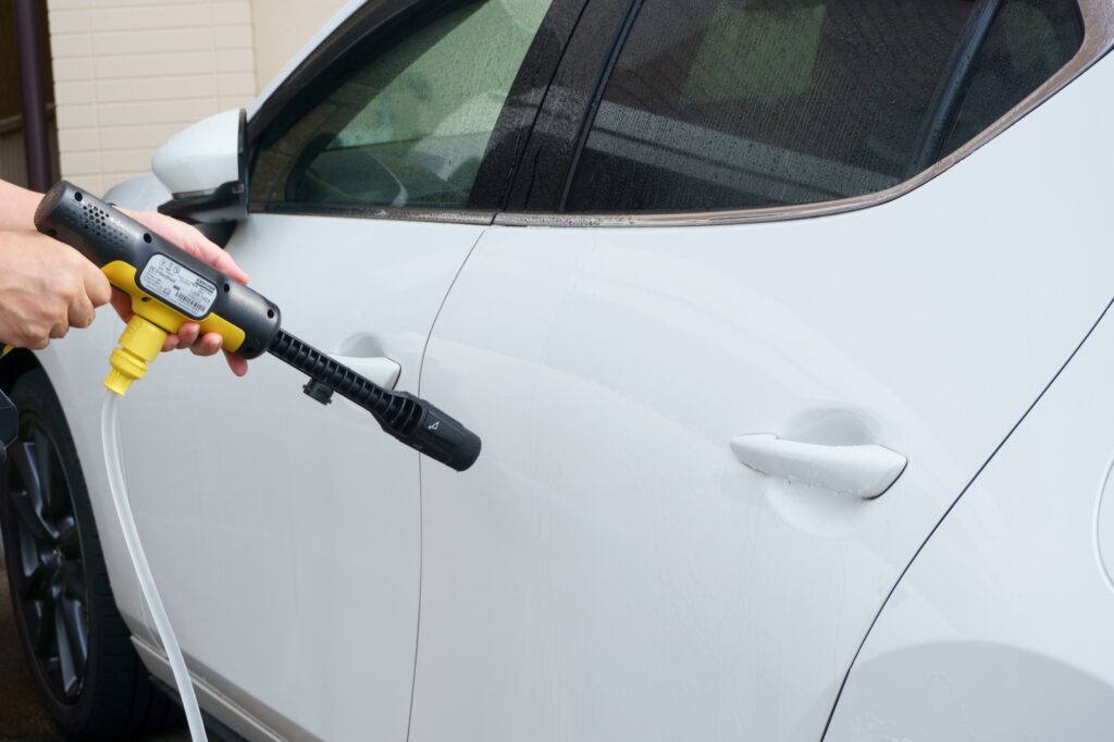 高圧洗浄機を洗車に使用している様子（車体色・白）