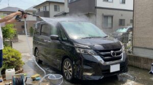 高圧洗浄機を使って洗車をしている様子