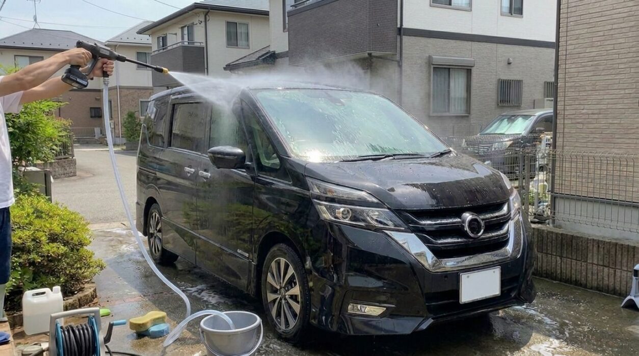 高圧洗浄機を使って洗車をしている様子