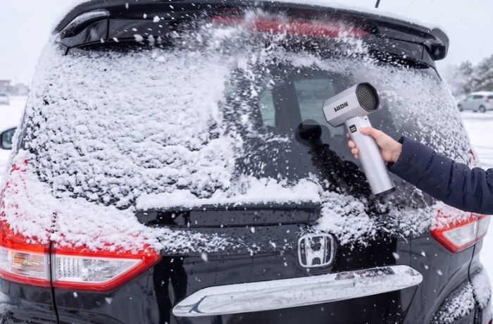 HID屋ブロワーMAXでリアガラスの雪を飛ばしている様子